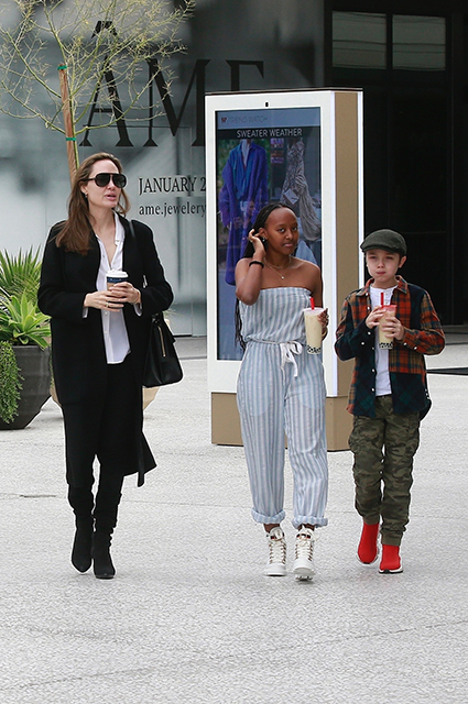 Анджелина Джоли с дочерью Захарой и сыном Ноксом