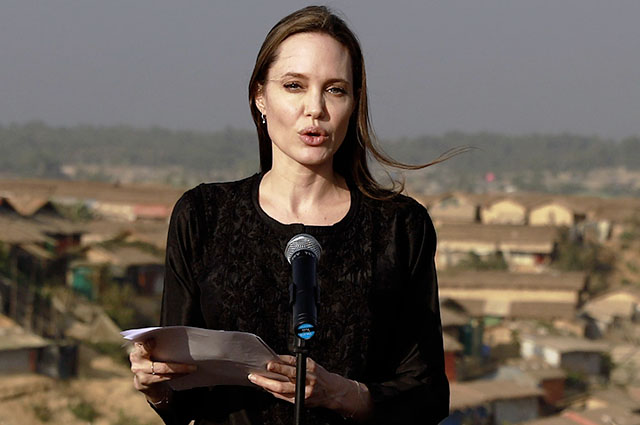 Анджелина Джоли прилетела в Бангладеш с гуманитарной миссией | СПЛЕТНИК