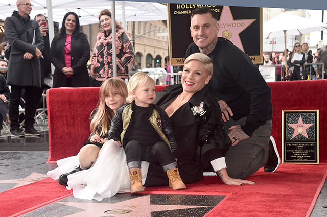 Пинк c мужем и детьми отпраздновала получение звезды на Аллее славы в Голливуде | СПЛЕТНИК
